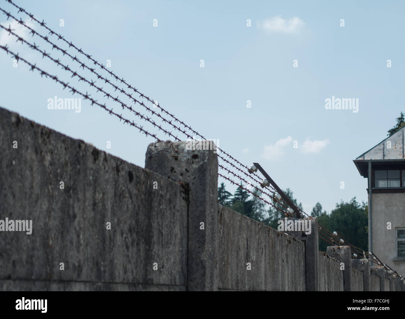Stacheldrahtzaun am ehemaligen KZ Dachau bei München, Deutschland. Die Website ist jetzt eine Gedenkstätte und ein Museum. Stockfoto