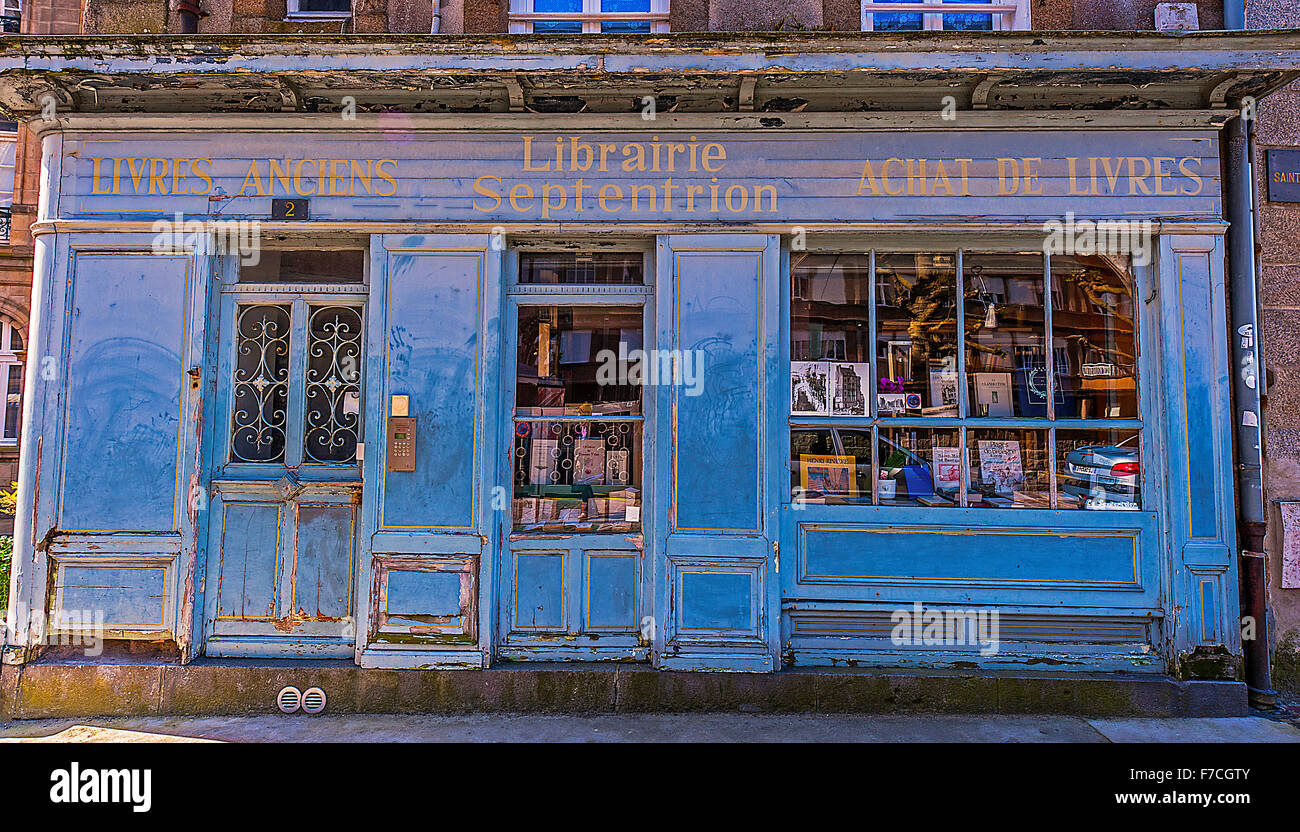 Sehr alte Buchhandlung St Malo Stockfoto