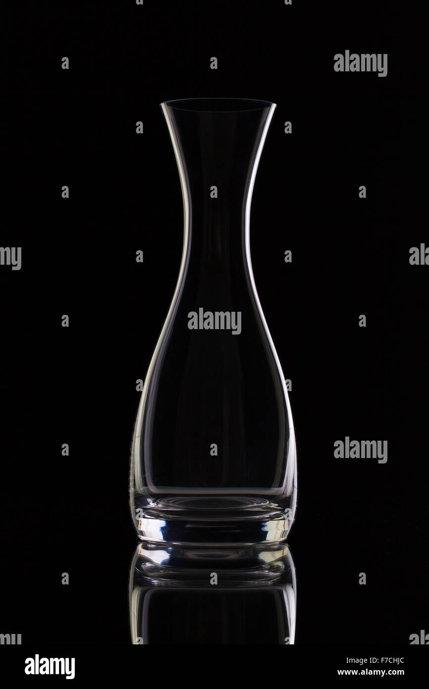 Leeres Glas auf dem Wasser auf dem Schreibtisch Schwarzglas Stockfoto