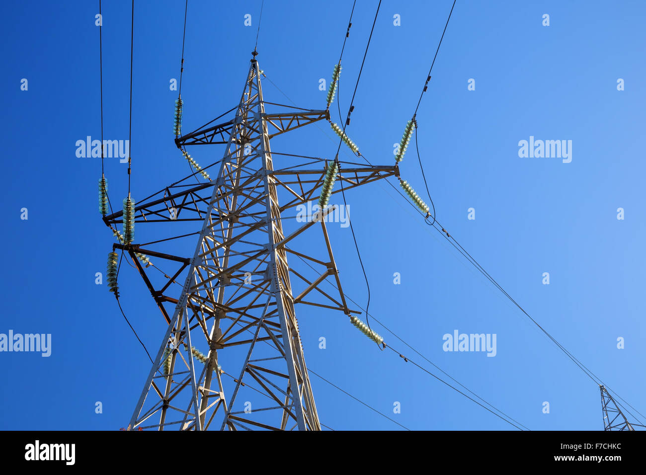 Hochspannung Pylon vor blauem Himmelshintergrund. Stockfoto