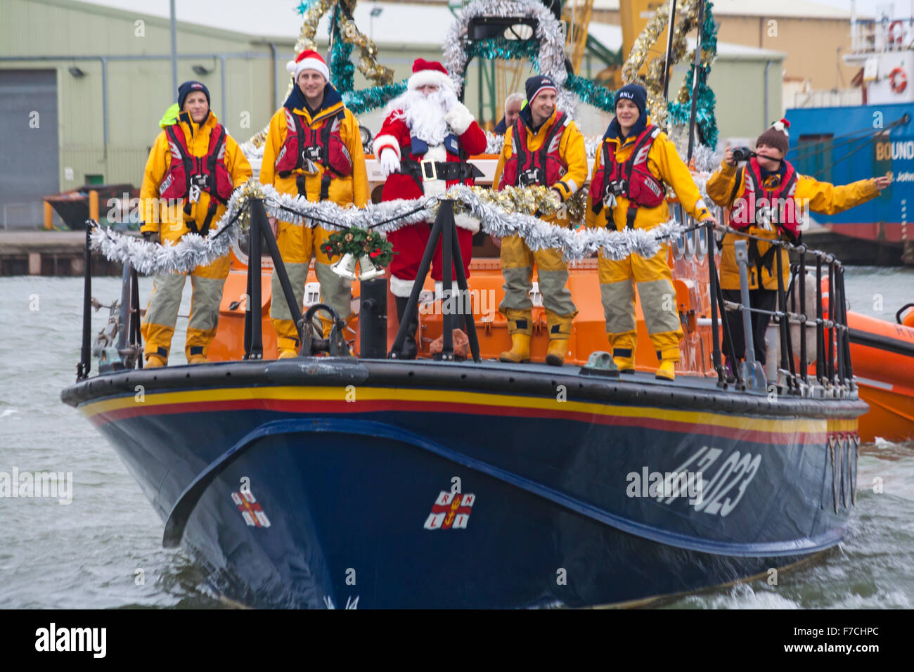 Poole, Dorset, UK Sonntag, 29. November 2015. Menschenmassen erweisen sich als um Weihnachtsmann zu begrüßen, da er durch Rettungsboot an Poole Quay ankommt. Bildnachweis: Carolyn Jenkins/Alamy Live-Nachrichten Stockfoto