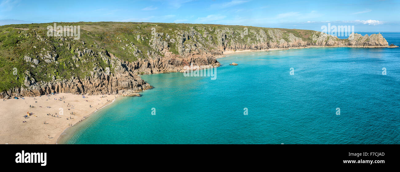 Panorama von Porthcurno Beach vom Minack Open Air Theatre, Cornwall, England, Großbritannien Stockfoto