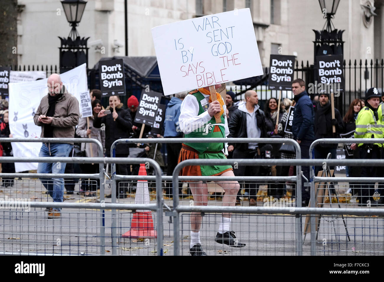 Neil Cornelius Horan ein christlicher Fundamentalist tanzt eine Gigue, als Demonstranten in London zu protestieren gegen die Bombardierung von Syrien zu sammeln. Stockfoto