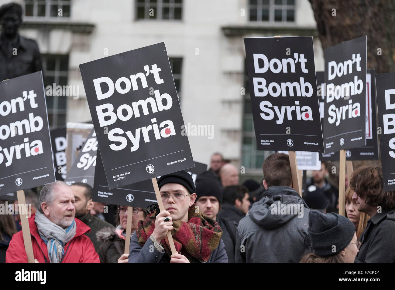 Demonstranten versammeln gegenüberliegenden Downing Street in London, bei der britische Regierung Vorschlag beginnen Bombardierung Syrien zu protestieren Stockfoto
