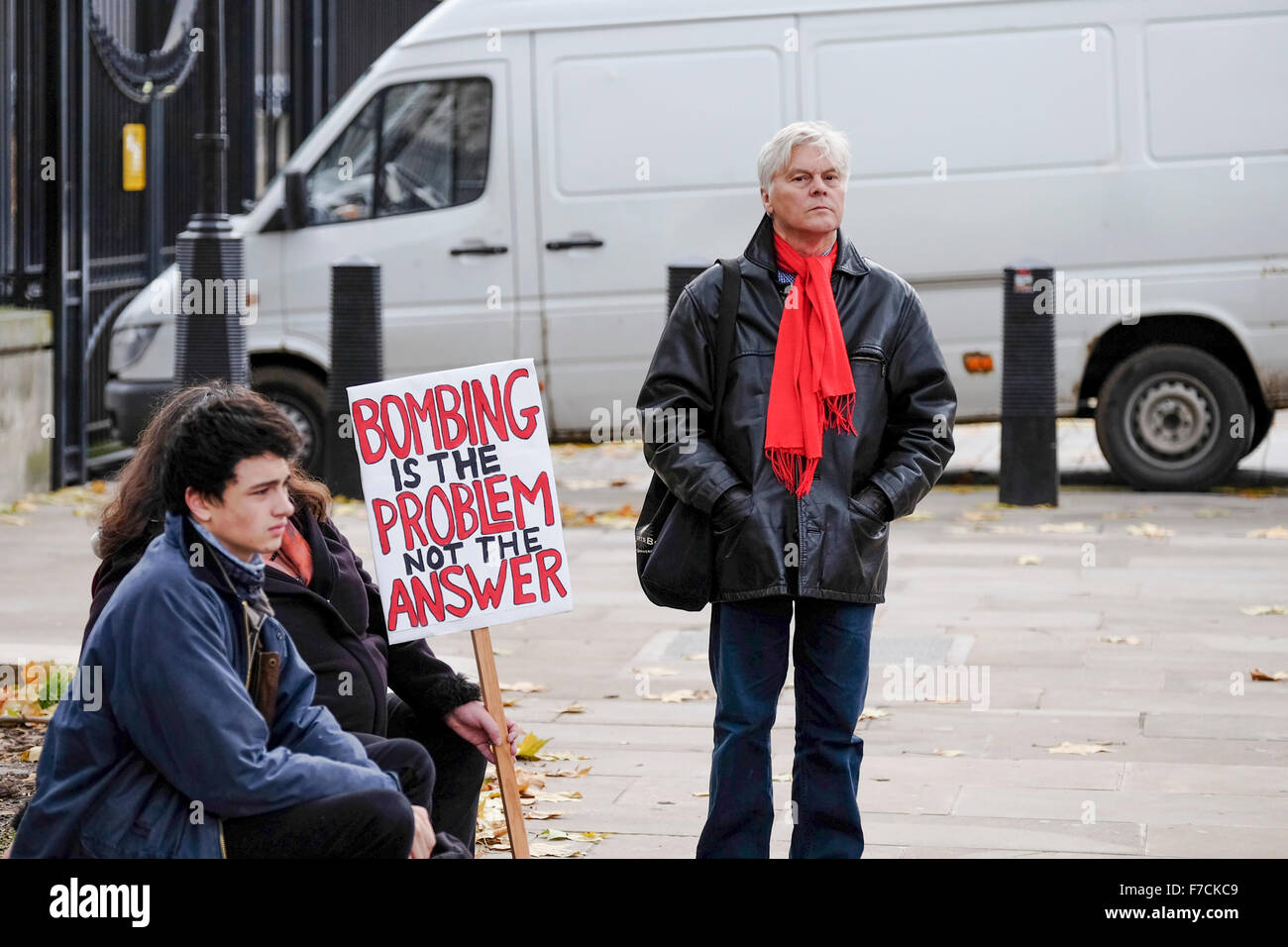 Die Demonstranten versammeln sich gegenüber der Downing Street in London, die britische Regierung Vorschlag Bombardierung Syrien zu beginnen, zu protestieren. Stockfoto