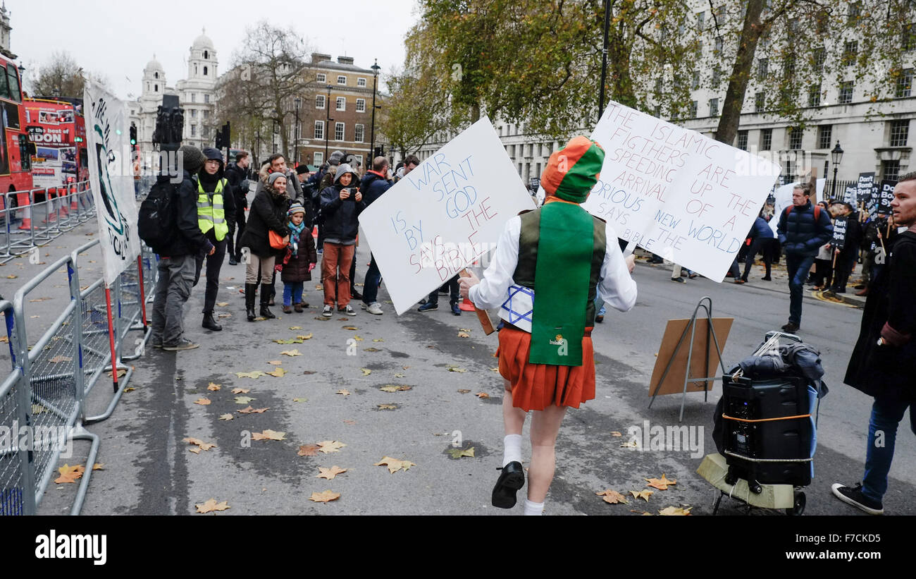 Neil Cornelius Horan sammeln eine christliche fundamentalistische tanzt ein Jig als Demonstranten gegenüber Downing Street in London, protes Stockfoto
