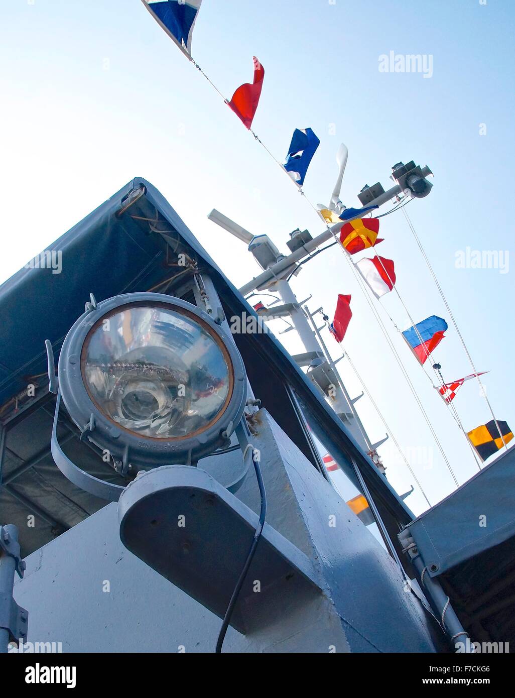 Die Reihe der nautische Flaggen und Suchscheinwerfer Closeup auf Schiff Stockfoto