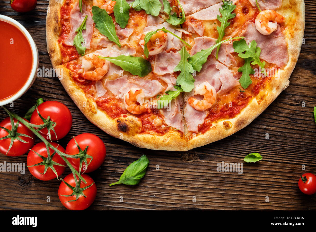 Leckere italienische Pizza serviert auf Holztisch Stockfoto