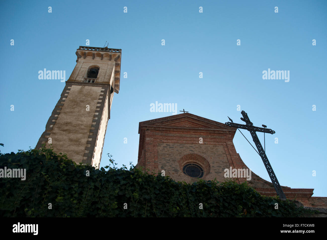 Fassade der Renaissancekirche mit Schiefem Glockenturm – Pfarrkirche Vinci Stockfoto