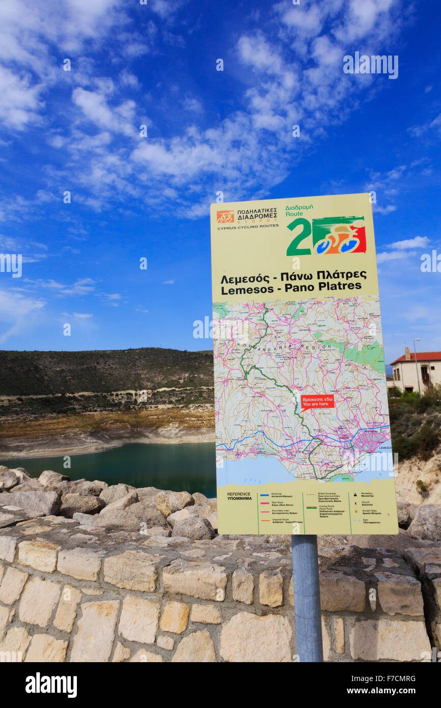 Schild mit Radwege am Kouris Dam, Limassol, Zypern. Stockfoto