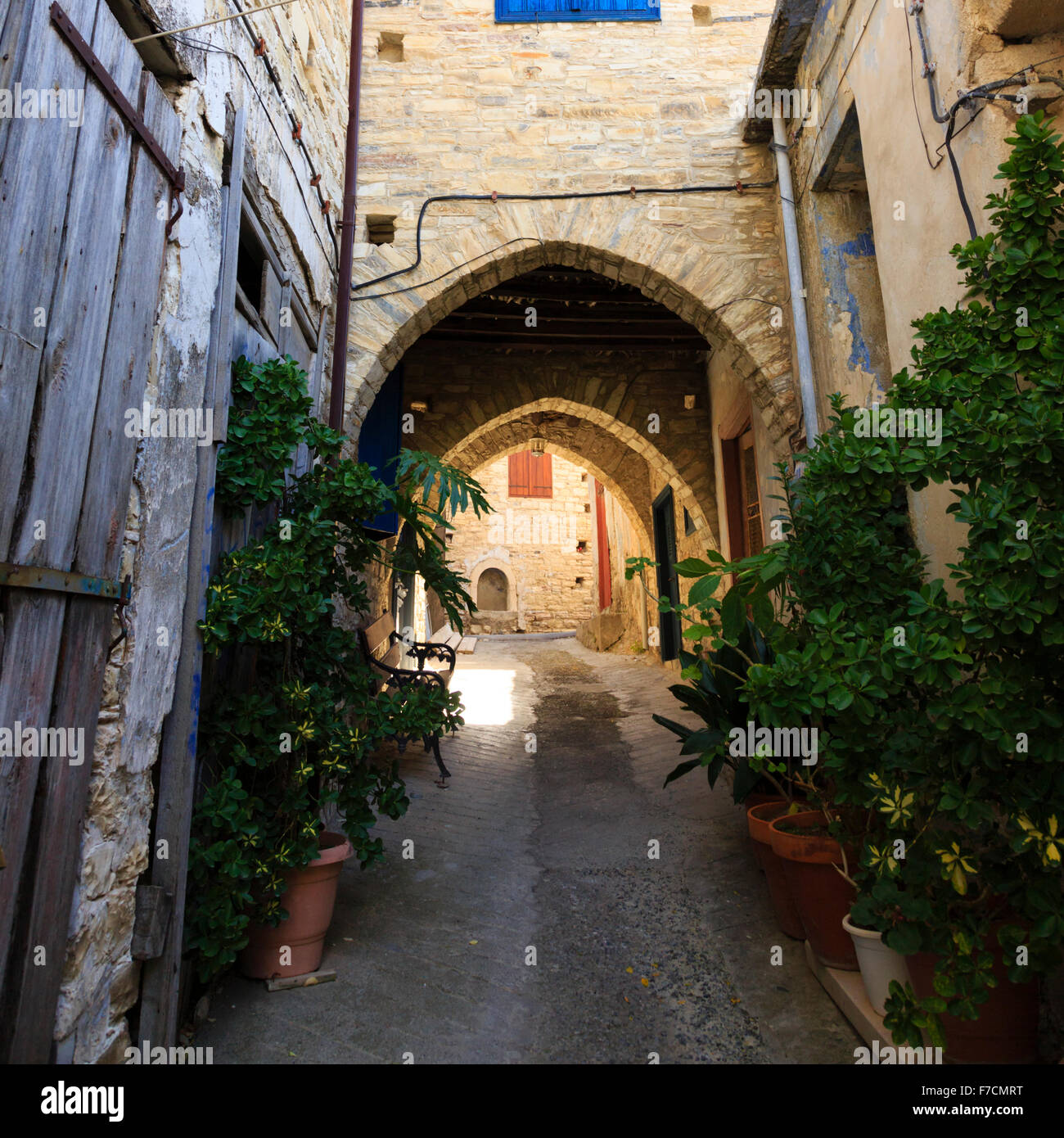 Versteckte Dorf Backstreet mit traditionellen venezianischen Bögen, Pano Lefkara, Troodos, Zypern. Stockfoto