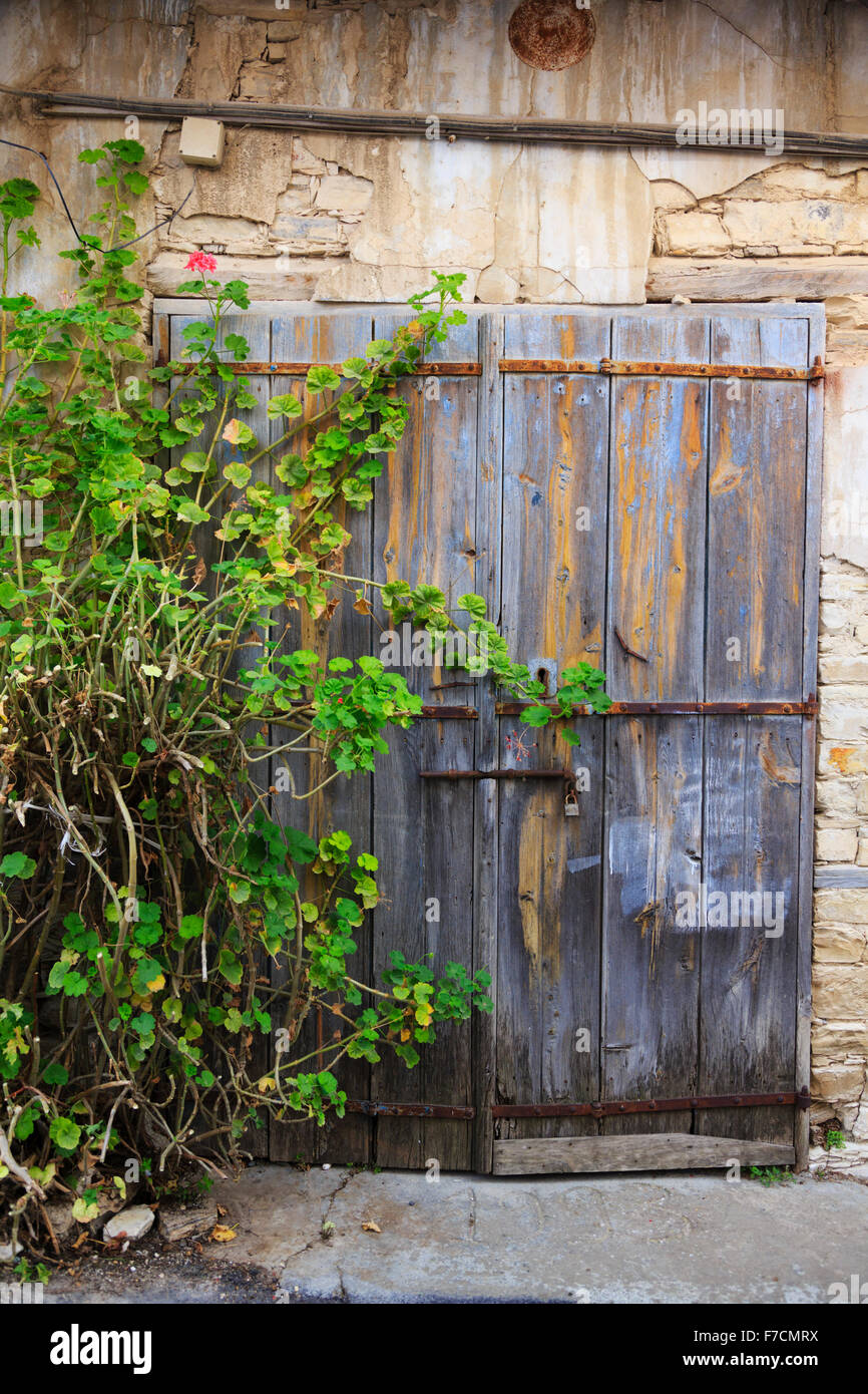 Alte, verwitterte Tür im Dorf Pano Lefkara, Troodos, Zypern. Stockfoto