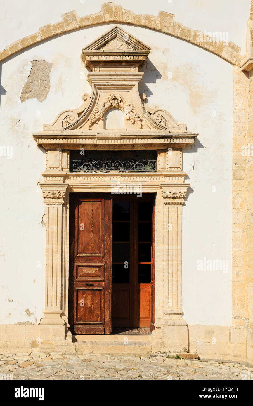 Eingang zur Kirche des Heiligen Kreuzes, Pano Lefkara, Troodos, Zypern. Stockfoto