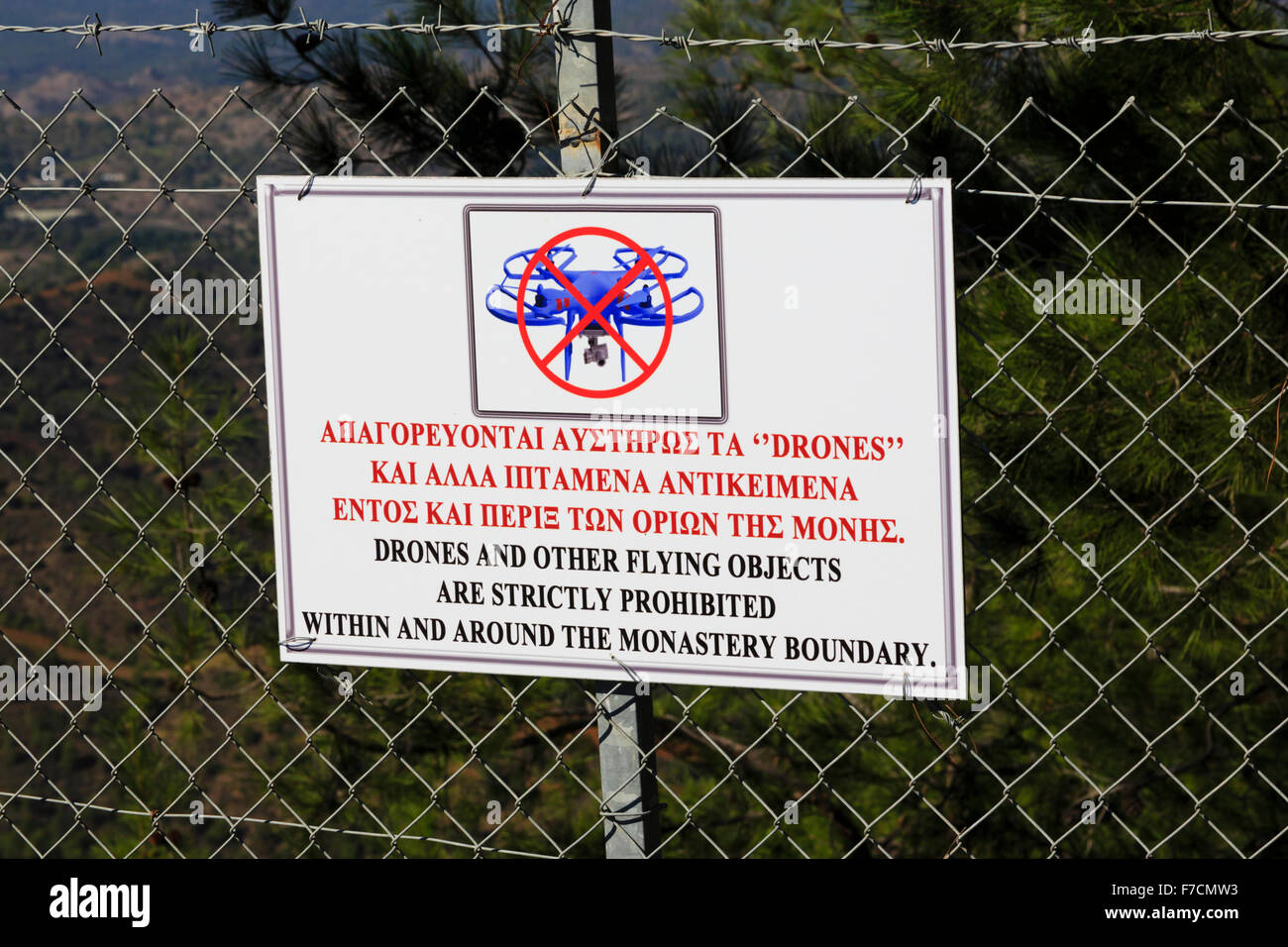 Verbot der Verwendung von Drohnen und anderen fliegenden Objekten im Kloster Stavrovouni, Zypern zu unterzeichnen. Stockfoto