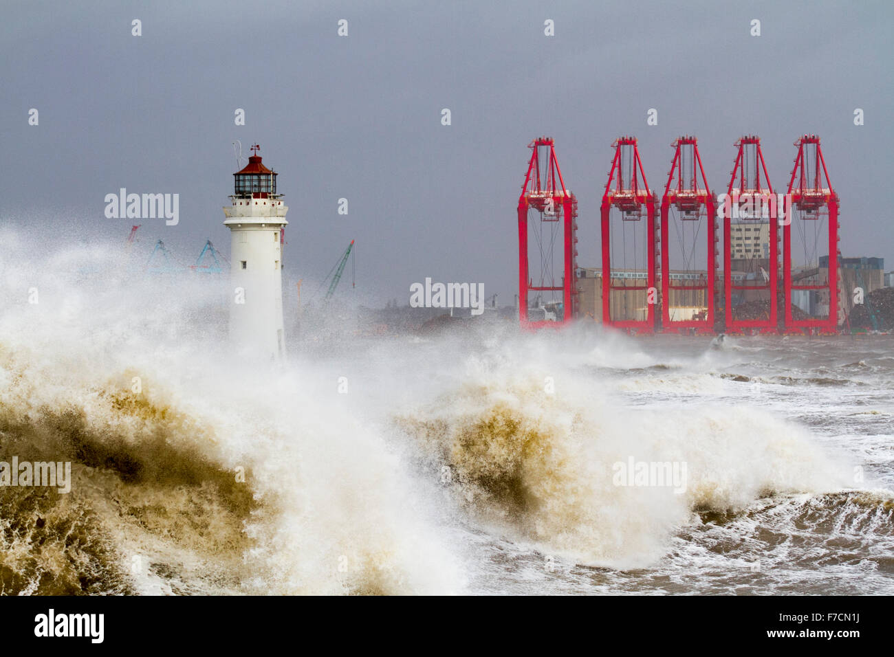 Gefährliche Wellen, New Brighton, Wirral, Großbritannien, 29. November 2015. UK Wetter Fort Barsch Leuchtturm, Gale Force winds lash Nord - West Coast und der Mündung in den Fluss Mersey. Sturm Clodagh zerschlägt, Großbritannien mit 70 mph Stürme als riesige Wellen Teig die Küste. Stockfoto