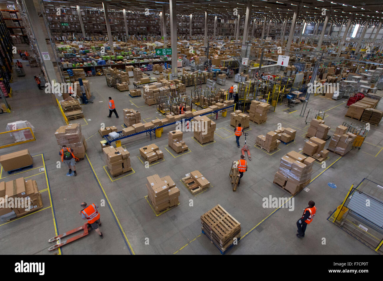 Amazon Warehouse Erfüllung Zentrum in Swansea, Südwales. Amazon haben eine Anzahl von zusätzlichem Personal eingestellt, für Weihnachten. Stockfoto