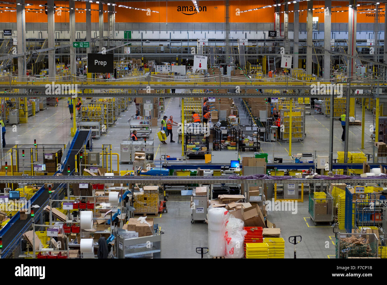 Amazon Warehouse Erfüllung Zentrum in Swansea, Südwales. Amazon haben eine Anzahl von zusätzlichem Personal eingestellt, für Weihnachten. Stockfoto
