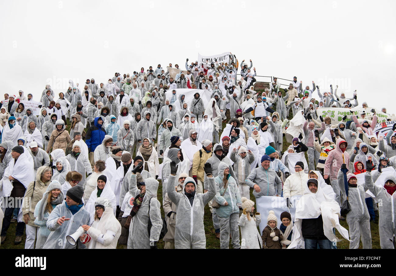Zahlreiche Menschen in weißen Kleidern gekleidet bilden einen symbolischen Gletscher um Klimaschutz in München, 29. November 2015 zu fördern. Eine lokale Kampagne Allianz genannt für den "Gipfel"Mob vor der Klimakonferenz der Vereinten Nationen in Paris, Frankreich, vom 30. November bis 11. Dezember 2015 stattfinden. Foto: SVEN HOPPE/dpa Stockfoto