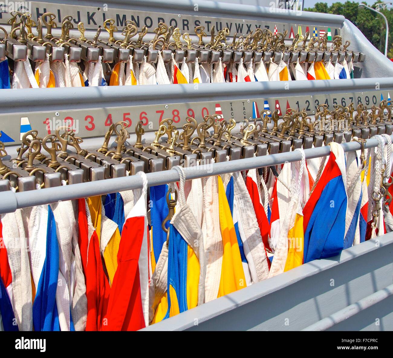 Die Reihe der nautische Flaggen Closeup auf Schiff Stockfoto
