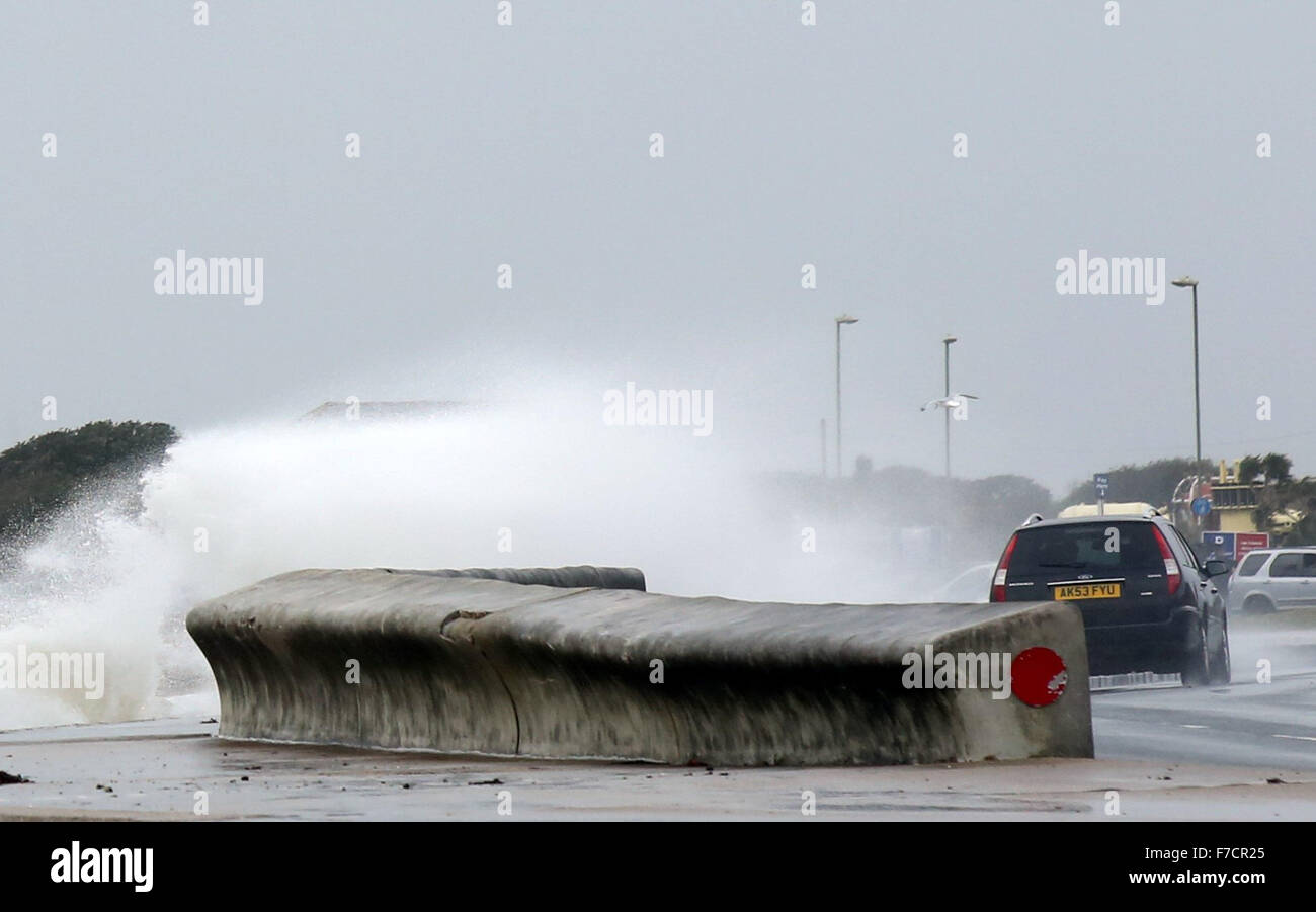 Lee auf dem Solent, Hampshire, UK. 29. November 2015. Als Großbritannien mit 70 Meile geschlagen ist windet sich eine Stunde.  Bild A Family ist über den Hochwasserschutz in Welle auf Lee auf dem Solent Beachsmashing gefangen. STARKE Winde haben verursacht Störung am Kreuz-Solent heute Hovertravel Dienstleistungen, von Ryde, Southsea und Red Funnel Red Jet zwischen Cowes und Southampton, beide wurden ausgesetzt. Eine Reihe von Wightlink Auto Fähren von Fishbourne nach Portsmouth, wurden auch abgesagt. Bildnachweis: Uknip/Alamy Live-Nachrichten Stockfoto