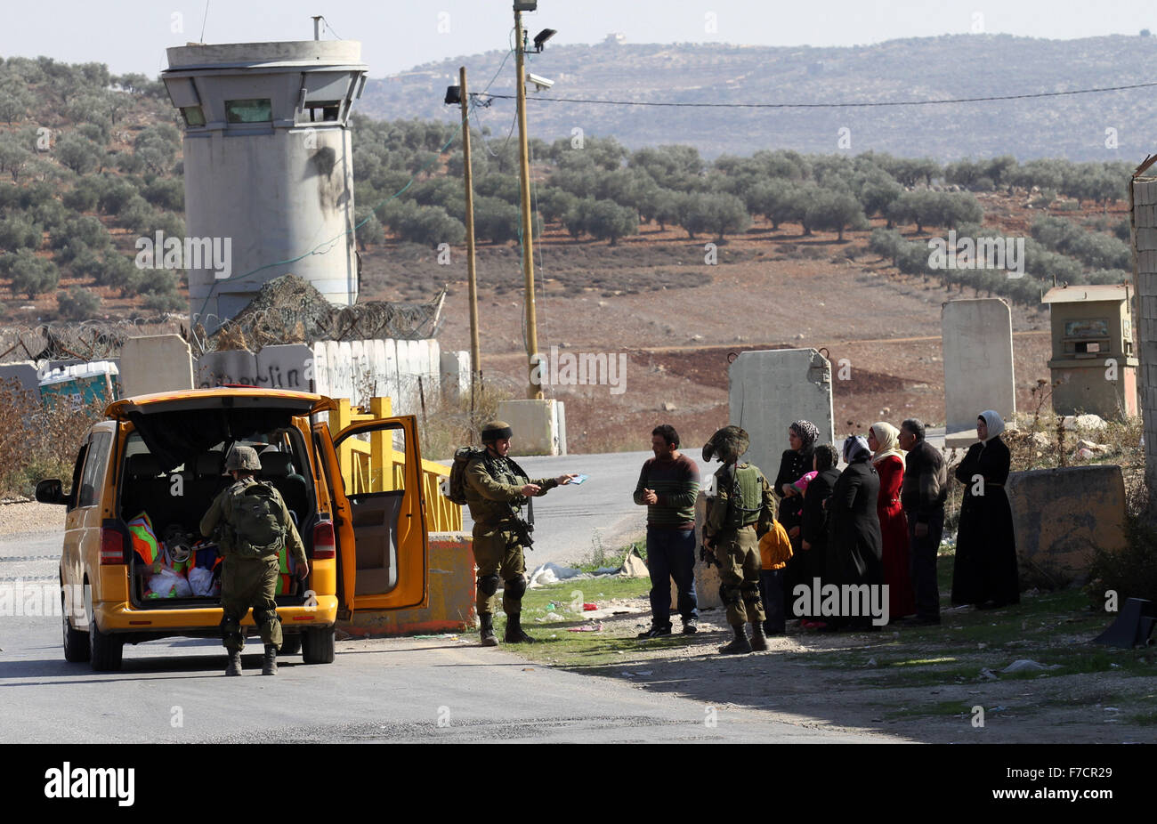 Nablus. 29. November 2015. Israelischer Soldat prüft den Personalausweis der Palästinenser am israelischen Beit Forik militärischen Kontrollpunkt in der Nähe von West Bank Stadt von Nablus, 29. November 2015. © Nidal Eshtayeh/Xinhua/Alamy Live-Nachrichten Stockfoto