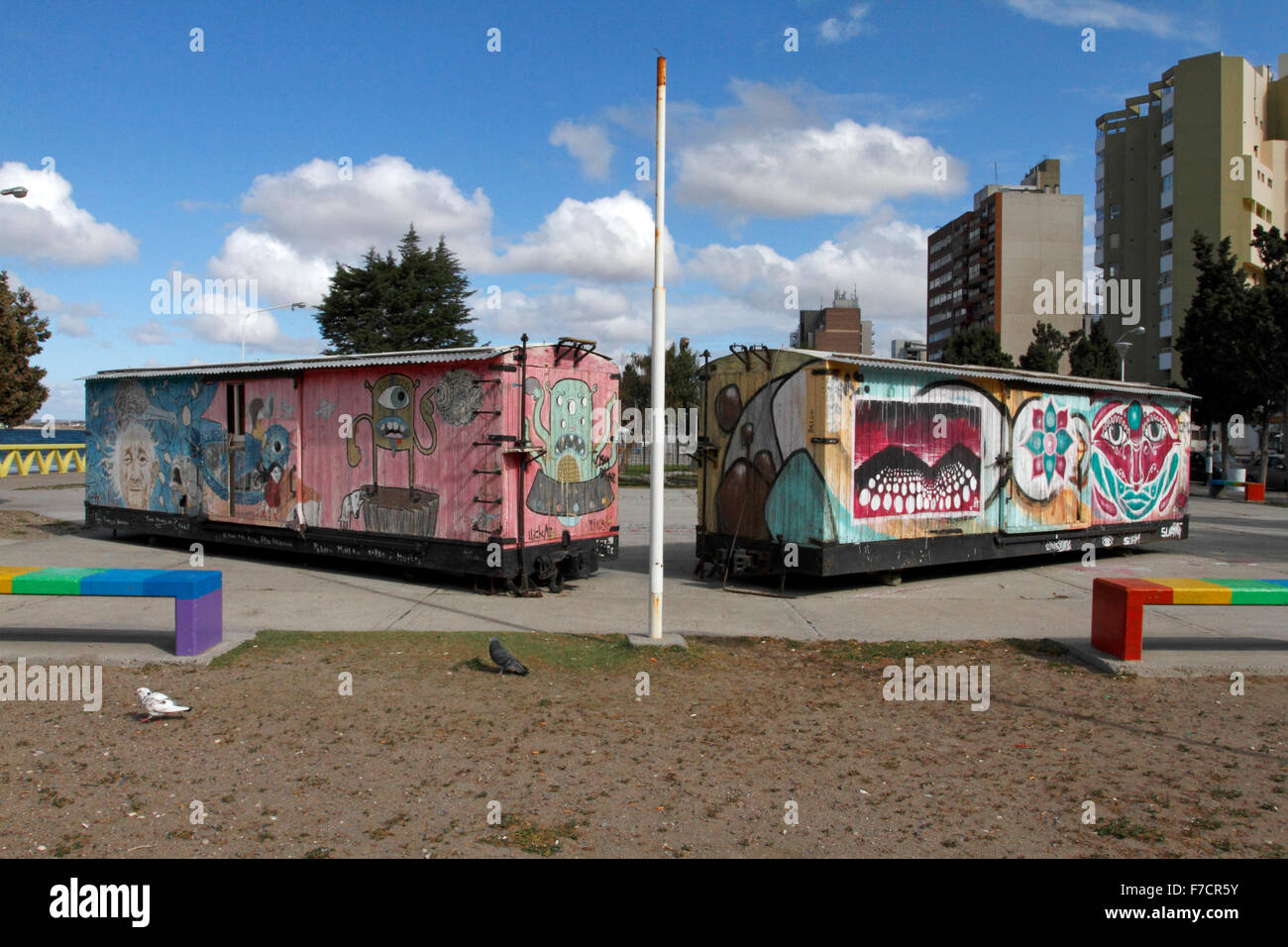 Alten Eisenbahnwaggons in Puerto Madryn, Chubut, Argentinien die Straßenkunst Graffiti auf sie haben. Stockfoto