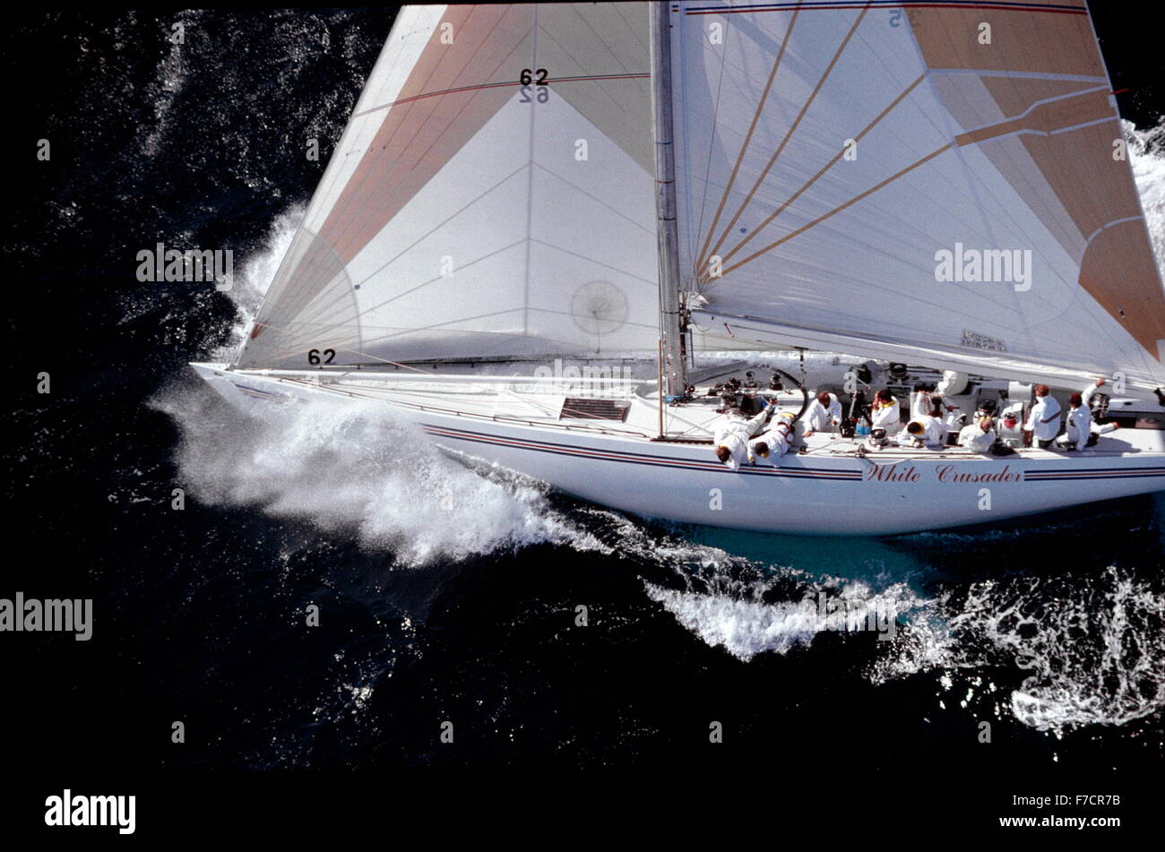 AJAXNETPHOTO. 1986.FREMANTLE, AUSTRALIEN. - AMERICA'S CUP - CHALLENGER WHITE CRUSADER K-24 (GB) AUF STRASSEN. FOTO: JONATHAN EASTLAND/AJAX. REF:48737 Stockfoto