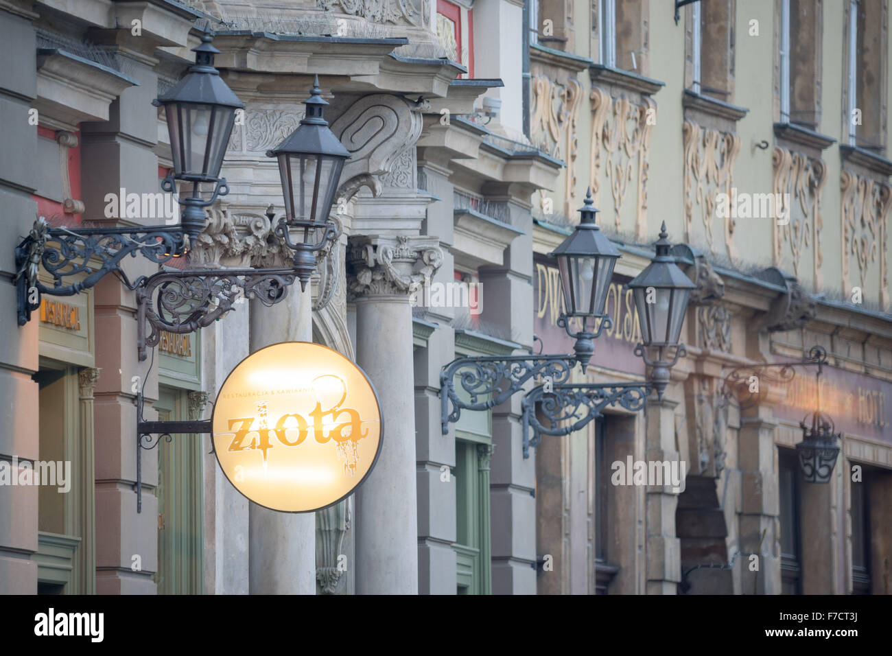 Straßenlaternen und Schilder an den Wänden der Häuser Altmarkt Wroclaw Stockfoto