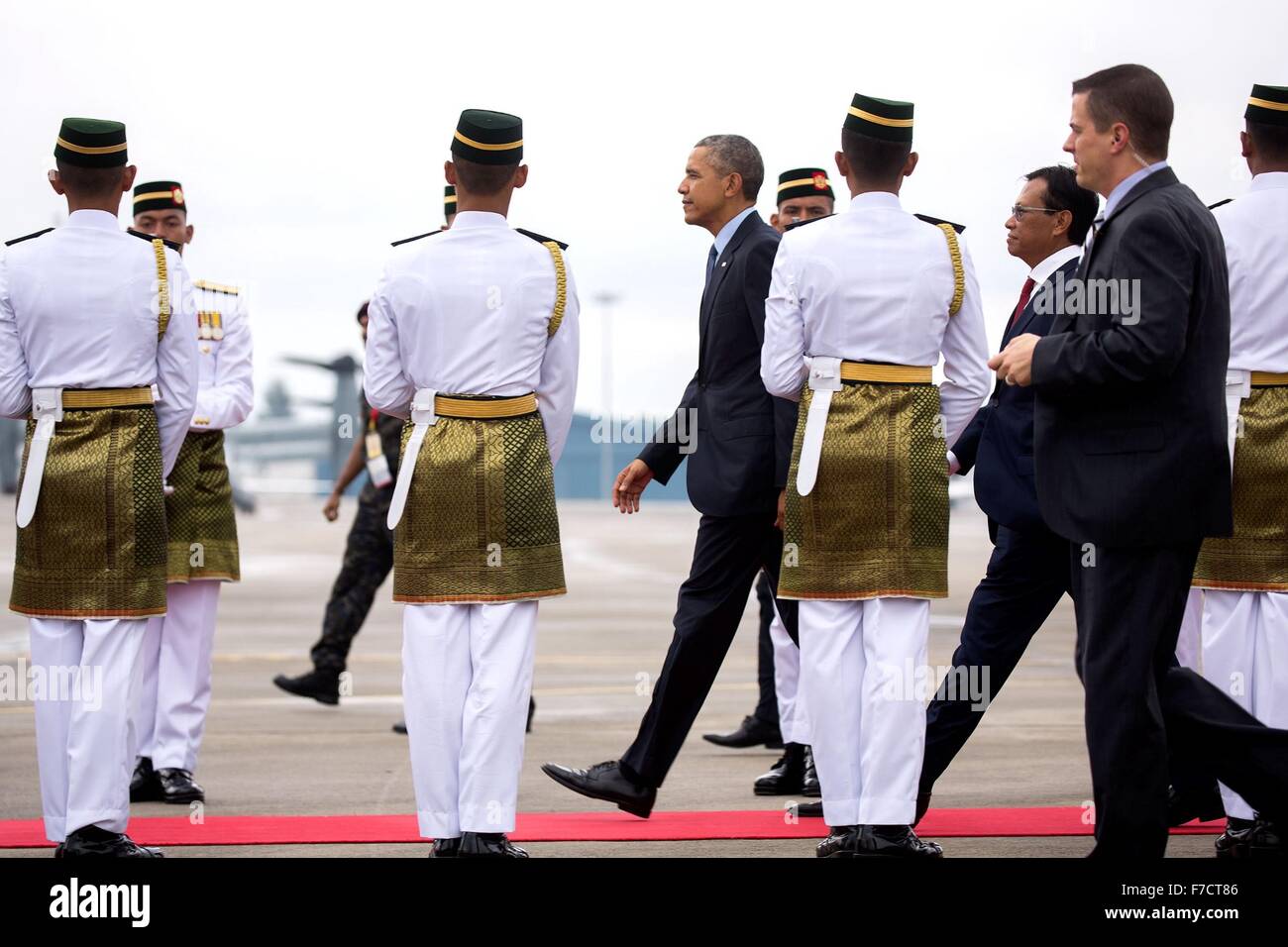 US-Präsident Barack Obama geht mit Sri Ahmad Shabery Cheek, Minister für Landwirtschaft und Agroindustrie basierend auf dem roten Teppich nach Ankunft in Subang Airbase 20. November 2015 in Kuala Lumpur, Malaysia. Stockfoto