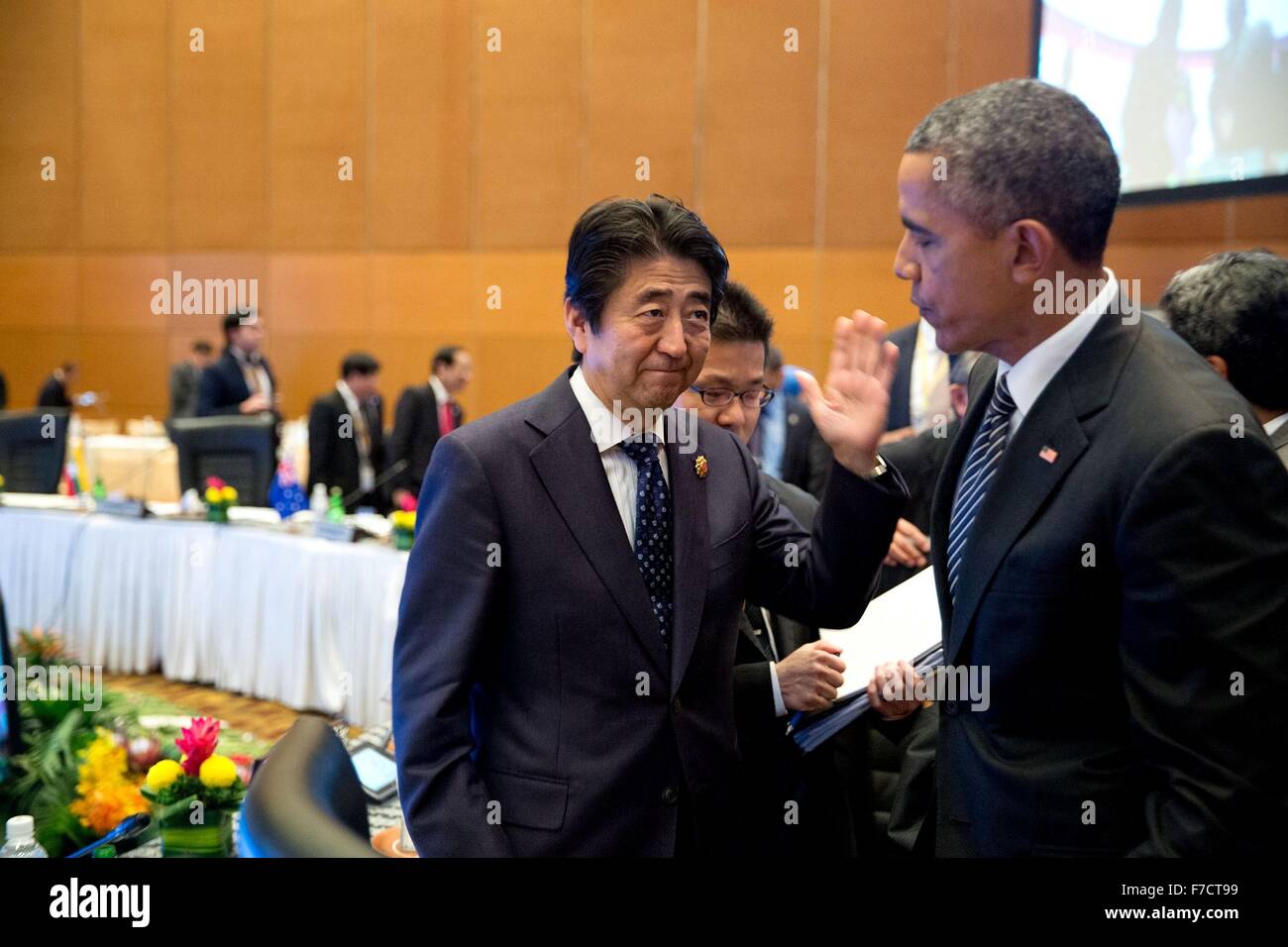 Der japanische Premierminister Shinzo Abe sagt Lebewohl zu US-Präsident Barack Obama am Ende der Association of Southeast Asian Nation Gipfeltreffen 22. November 2015 in Kuala Lumpur, Malaysia. Stockfoto