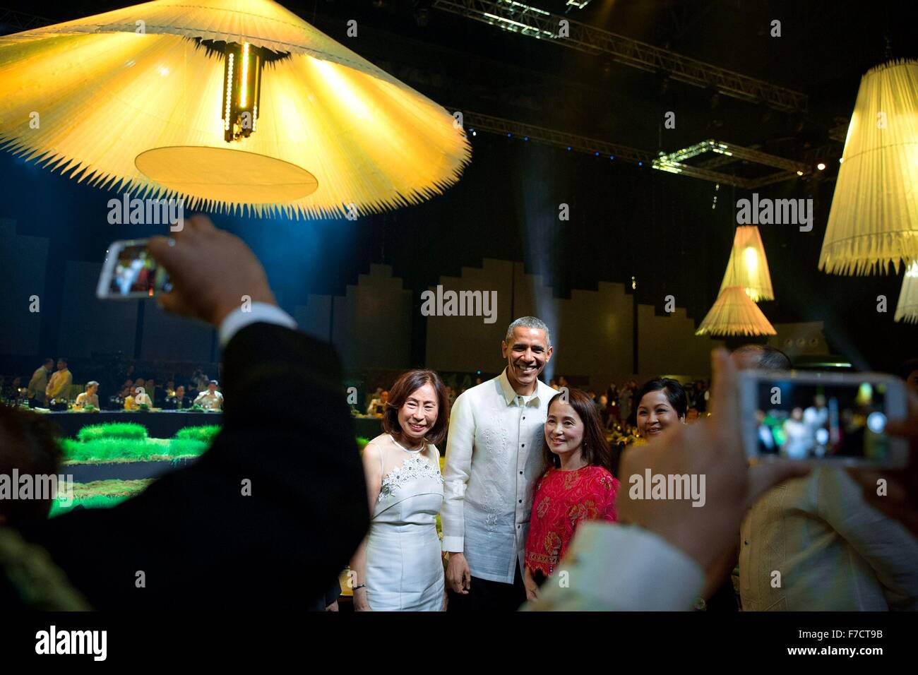 Tragen ein Trachtenhemd Barong Tagalog, stellt US-Präsident Barack Obama für das Selfie mit Gästen beim APEC Führer Dinner 18. November 2015 in Pasay, Metro Manila, Philippinen. Stockfoto