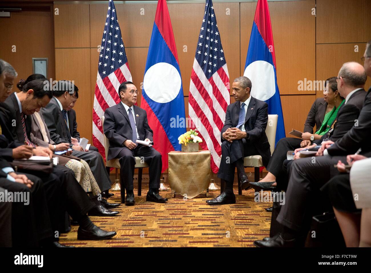 US-Präsident Barack Obama während eines bilateralen Treffens mit Laos Premierminister Thongsing Thammavong am Rande des ASEAN-Gipfels 21. November 2015 in Kuala Lumpur, Malaysia. Stockfoto