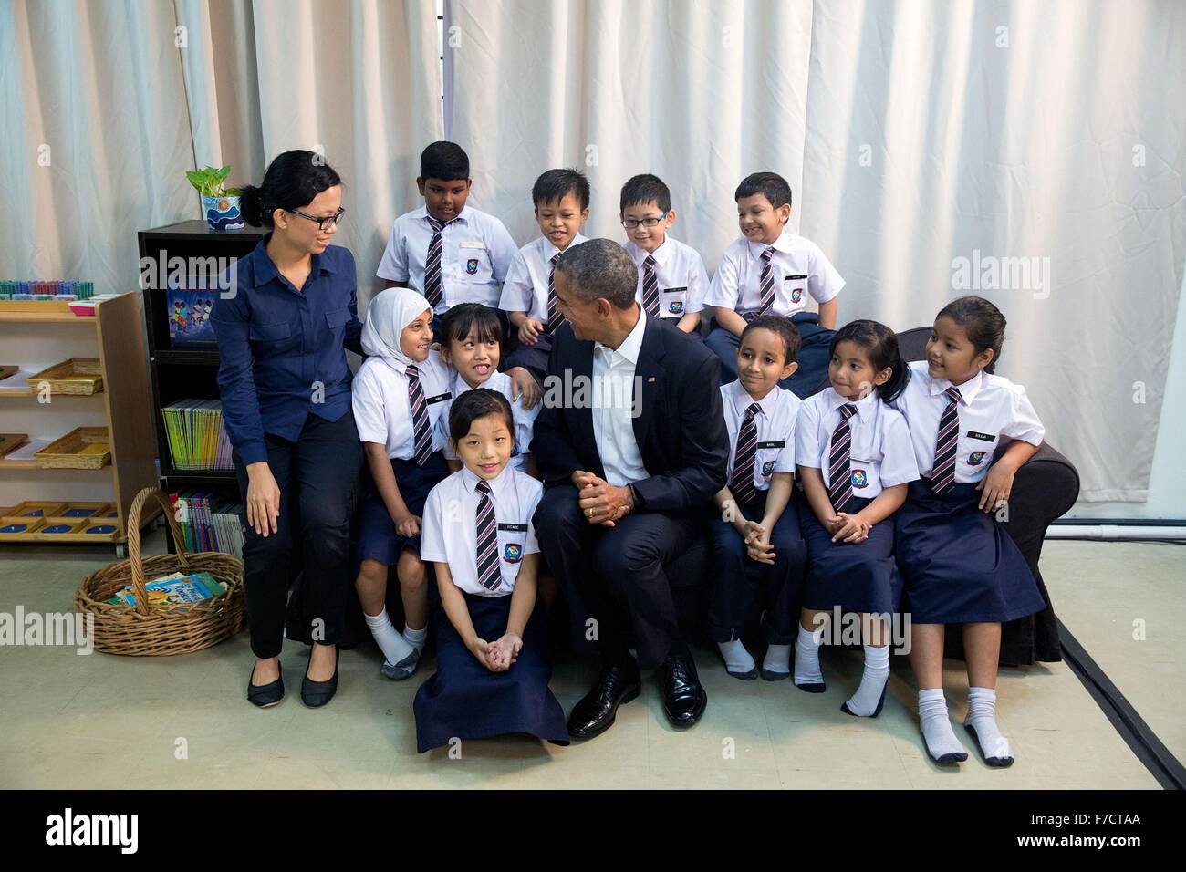 US-Präsident Barack Obama stellt für ein Gruppenfoto mit Flüchtlingskindern bei einem Rundgang durch die würde für Children Foundation 21. November 2015 in Kuala Lumpur, Malaysia. Das Zentrum unterstützt Arme Familien und Flüchtlingen, darunter die von Myanmar und Syrien. Stockfoto