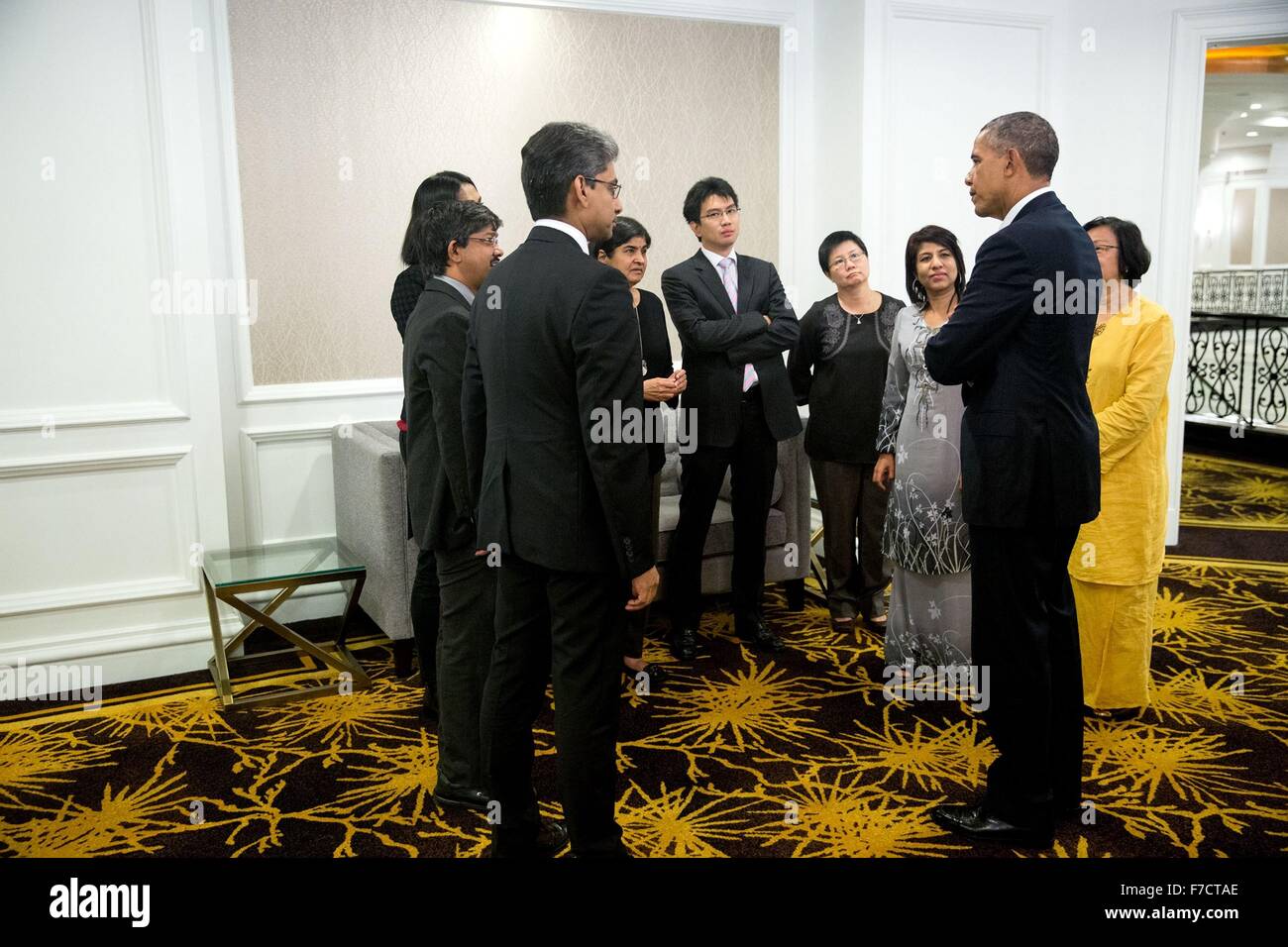 US-Präsident Barack Obama spricht mit Zivilgesellschaft Roundtable Teilnehmer nach einem Treffen 21. November 2015 in Kuala Lumpur, Malaysia. Stockfoto