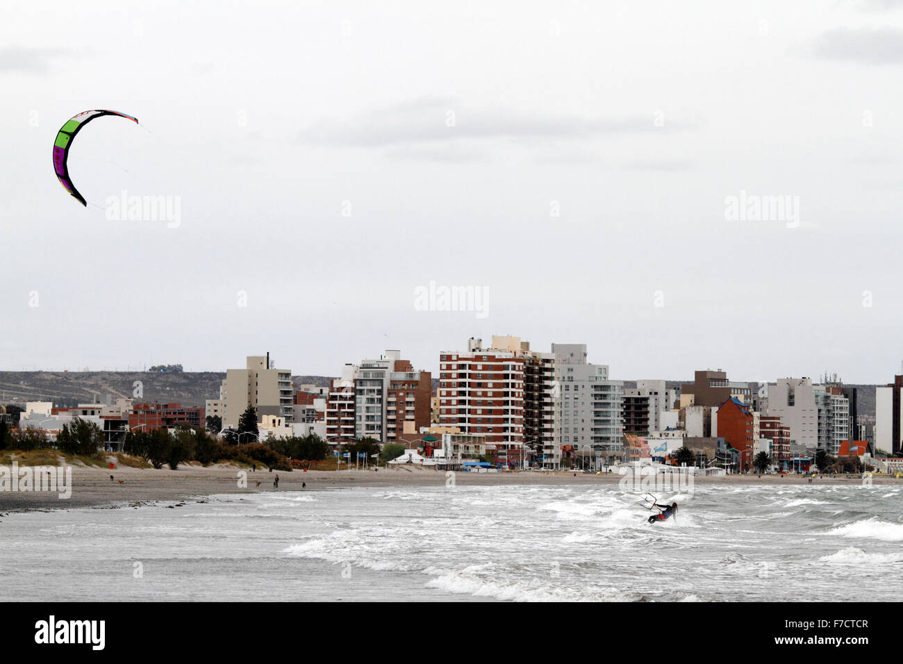 junge Frau Kite-Surfen auf dem Meer. Stockfoto