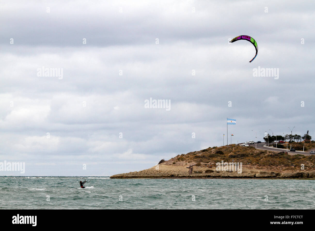 junge Frau Kite-Surfen auf dem Meer. Stockfoto