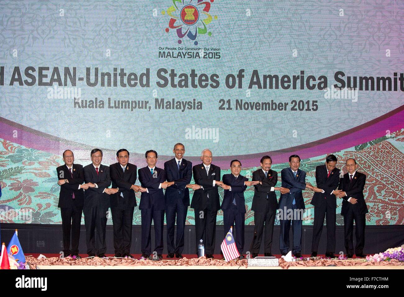US-Präsident Barack Obama tritt unteren Mekong Initiative Führer für ein Gruppenfoto vor dem Gipfeltreffen der Association of Southeast Asian Nation 21. November 2015 in Kuala Lumpur, Malaysia. Stockfoto