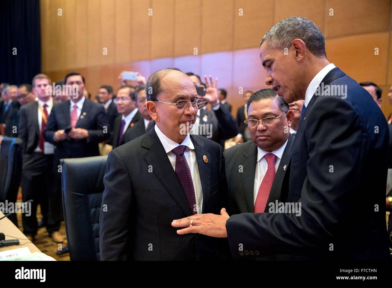 US-Präsident Barack Obama spricht mit burmesischen Präsident Thein Sein, links, nach der Association of Southeast Asian Nation Gipfeltreffen 21. November 2015 in Kuala Lumpur, Malaysia. Stockfoto