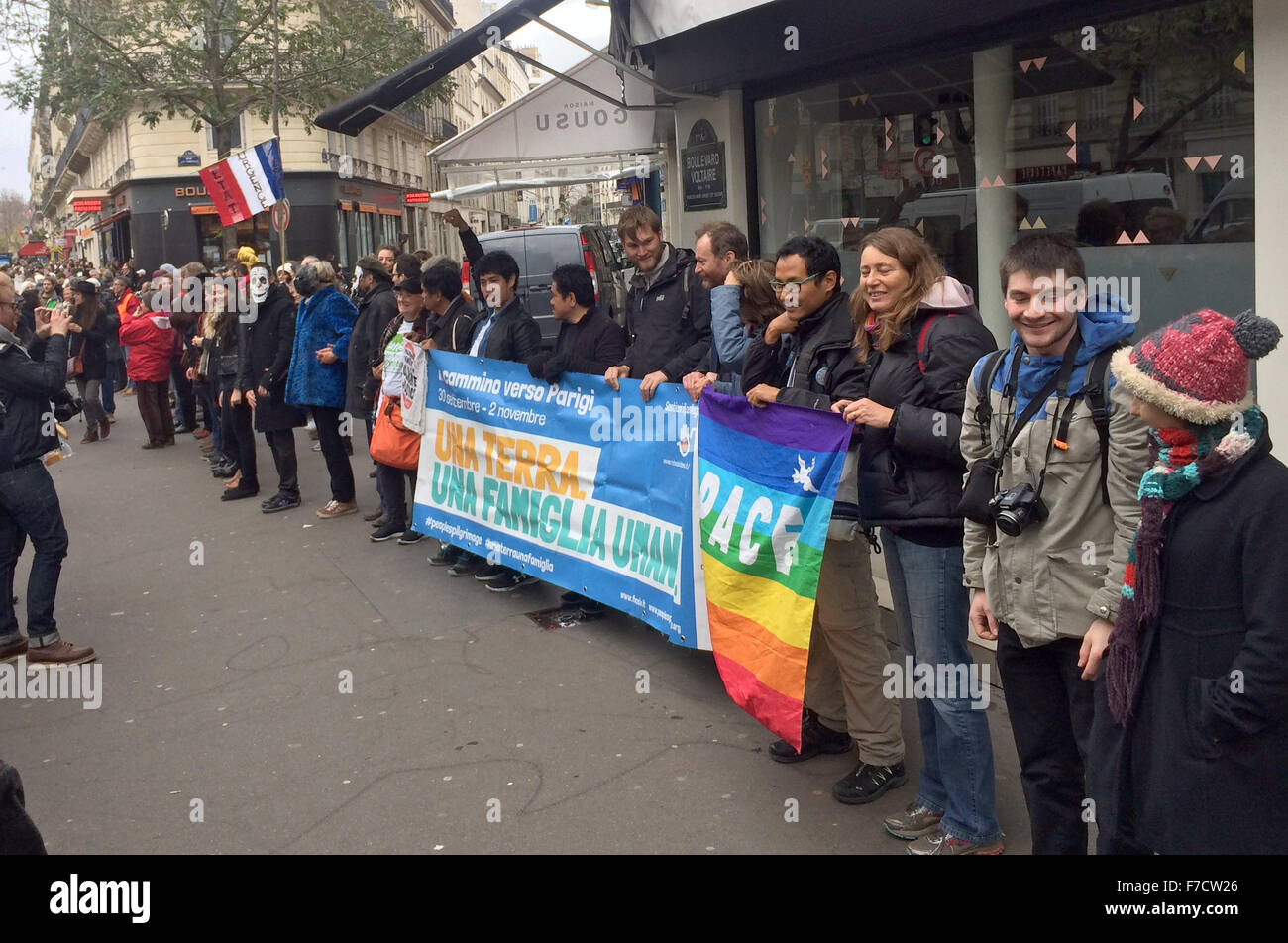 Paris, Frankreich. 29. November 2015. Demonstranten bilden eine Menschenkette um Klimaschutz am Boulevard Voletaire in Paris, Frankreich, 29. November 2015 zu fördern. Trotz des Verbots Rallye in Paris bildeten menschliche Ketten in der französischen Hauptstadt. Foto: Gerd Roth/Dpa/Alamy Live News Stockfoto