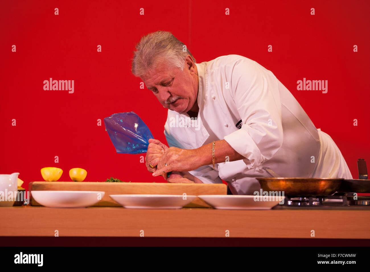 Birmingham, Vereinigtes Königreich. 29. November 2015. Brian Turner auf der Herde Leben Cook-Bühne teilen seine jahrelange Erfahrung als Koch. Bildnachweis: Steven Reh/Alamy Live News Stockfoto