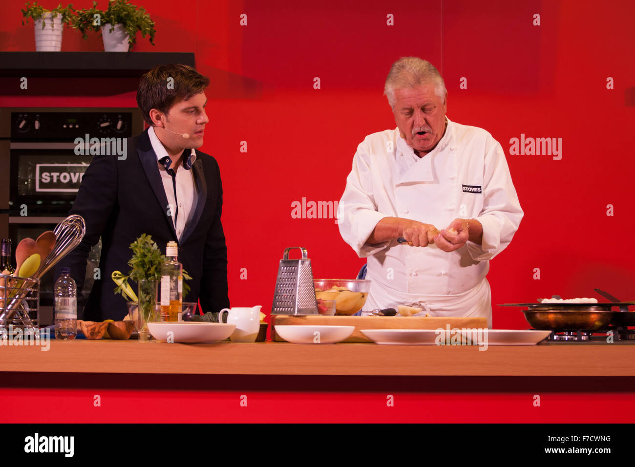 Birmingham, Vereinigtes Königreich. 29. November 2015. Brian Turner auf der Herde Leben Cook-Bühne teilen seine jahrelange Erfahrung als Koch. Bildnachweis: Steven Reh/Alamy Live News Stockfoto