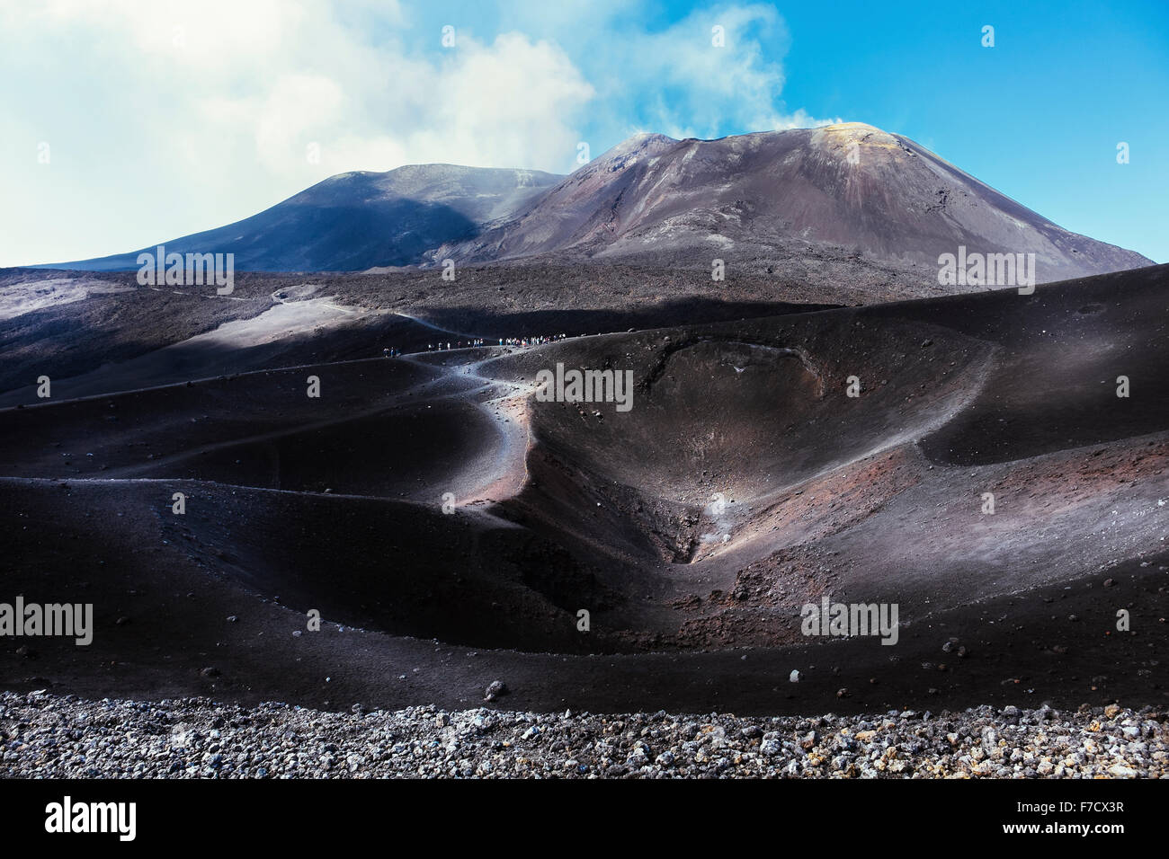 riesiger Krater aus der 2002 Eruptionen des Monte Etna warf eine große Spalte von Asche, die leicht aus dem Weltraum gesehen werden kann Stockfoto