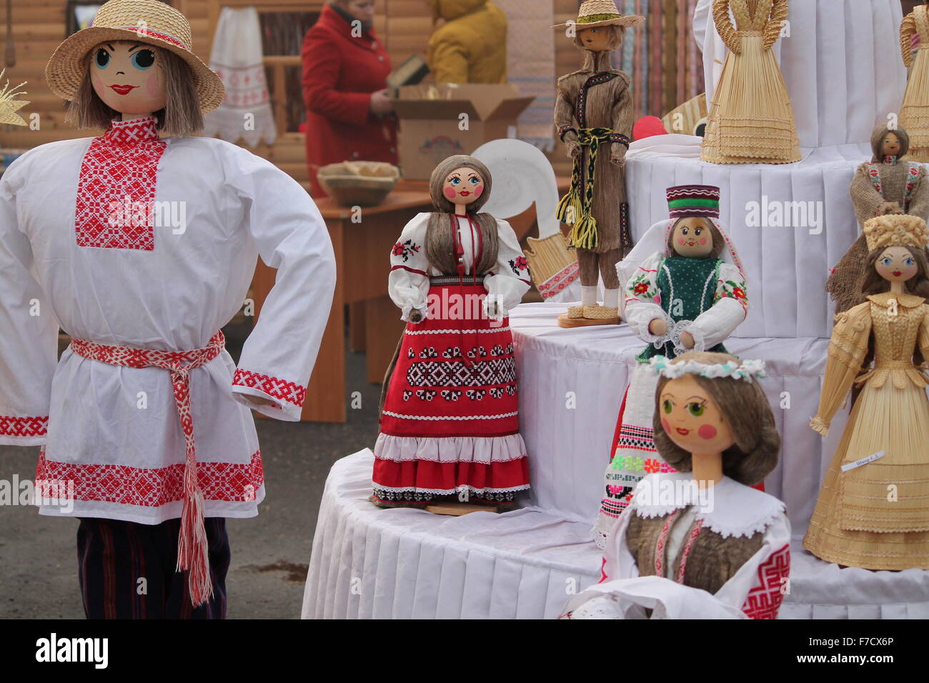 schöne Ausstellung von Stoff-Puppen in nationale weißrussische Retro-Style Kostüm Stockfoto