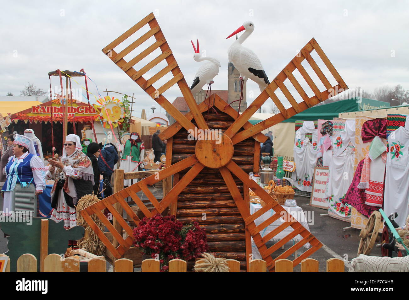 paar der dummy Störche sitzen auf dem Dach der hölzerne Mühle auf Messe "Dozhiki", 13. November 2015, Vileyka, Weißrussland Stockfoto