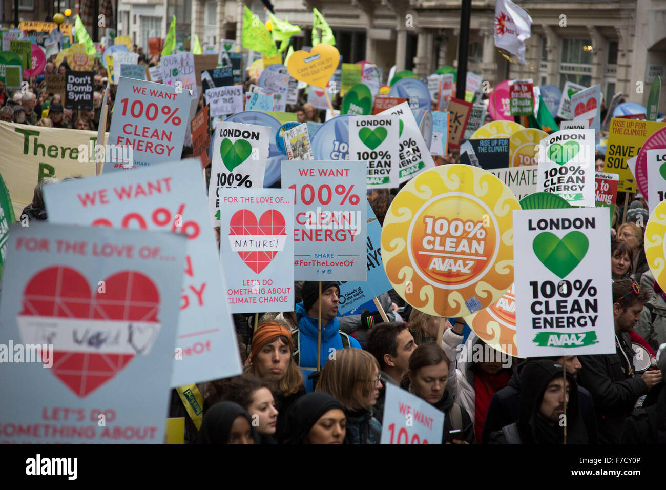 London, UK. Sonntag, 29. November 2015. März für Klimagerechtigkeit und Jobs Demonstration Völker. Demonstranten versammelten sich in ihre Zehntausende protestieren gegen alle Arten von Umweltthemen wie Fracking, saubere Luft und alternative Energien, vor großen Klima ändern Sie Gespräche. Plakate, die Forderung nach 100 % saubere Energie. Stockfoto