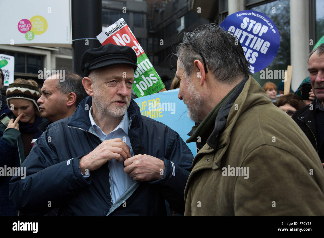London, UK. Sonntag, 29. November 2015. Labour Party Leader Jeremy Corbyn besucht den Völker-Marsch für Klimagerechtigkeit und Jobs Demonstration. Demonstranten versammelten sich in ihre Zehntausende protestieren gegen alle Arten von Umweltthemen wie Fracking, saubere Luft und alternative Energien, vor großen Klima ändern Sie Gespräche. Stockfoto