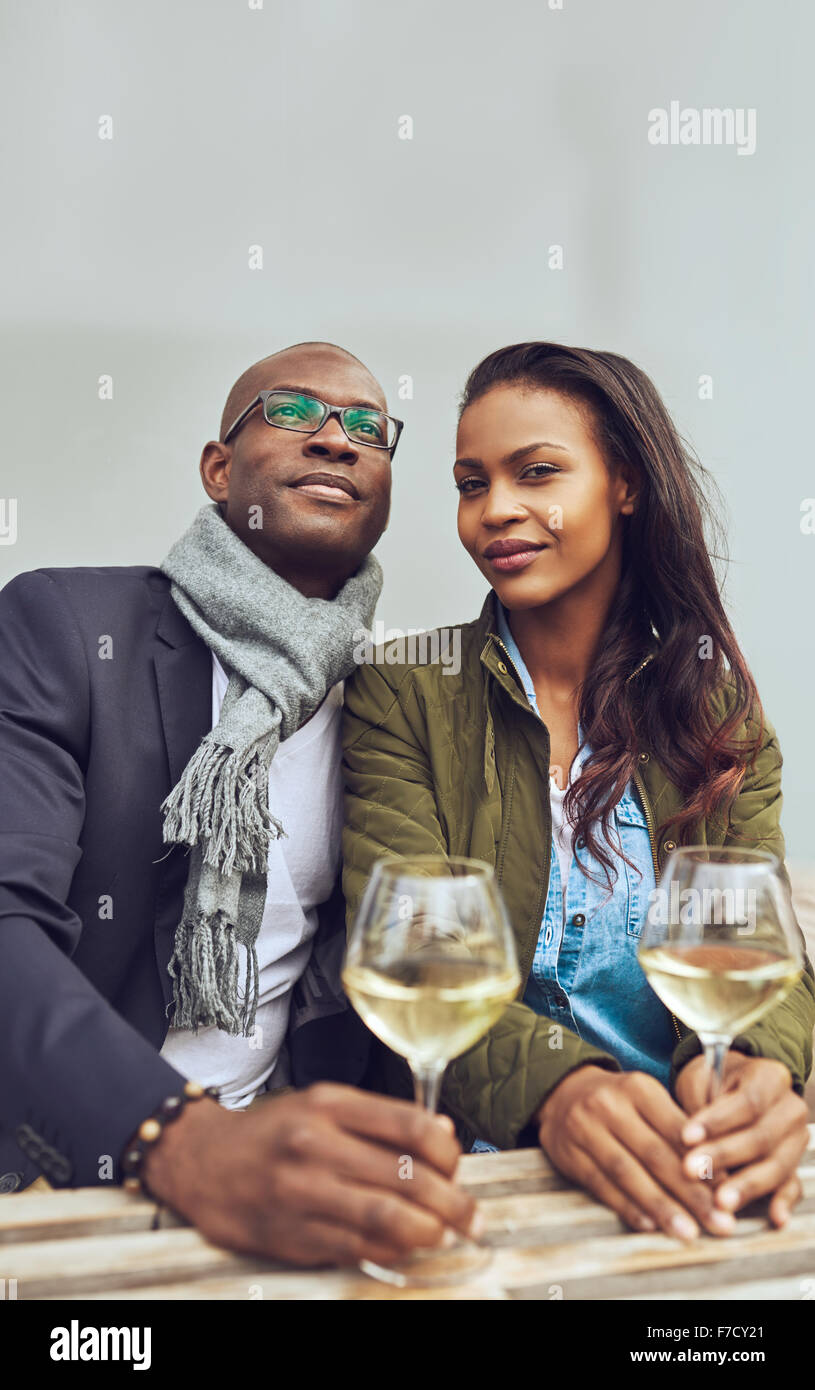 Porträt von Schwarz Paar dating, sitzt auf einem Coffee-Shop außerhalb Stockfoto