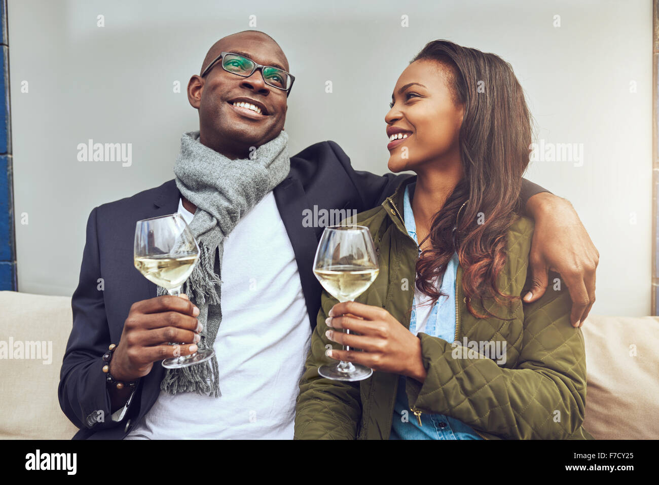 Schwarz Paar eine gute Zeit ein Glas Wein zu trinken Stockfoto