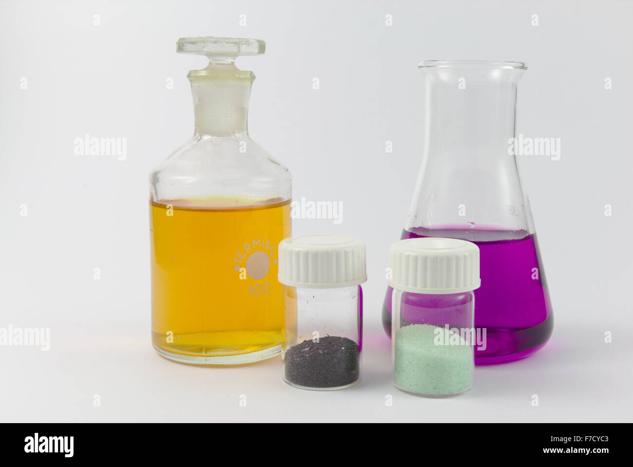 Flüssige und feste Chemikalien in Glas Stockfoto