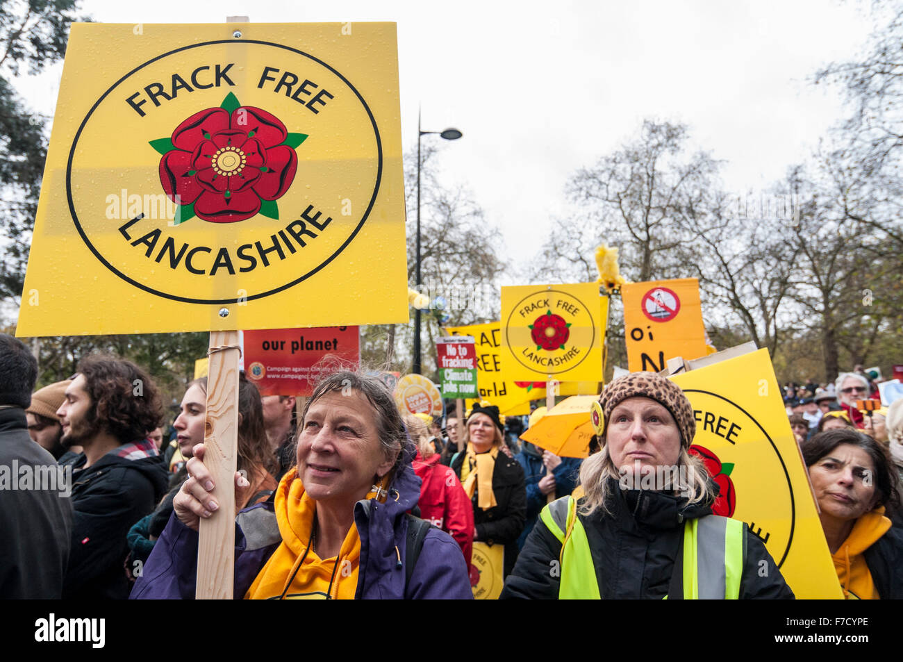 London, UK.  29. November 2015.  Vor der morgigen Paris Klimaverhandlungen, Tausende von Menschen, einschließlich Anti-Fracking unterstützt wehende Banner über Kopf, an das Volk Climate March, einer der vielen solche Märsche statt in den großen Städten weltweit, fordert, dass Regierungen gegen den Klimawandel handeln teilzunehmen.  Der März folgte eine Strecke durch die Hauptstadt von Park Lane nach Millbank.  Bildnachweis: Stephen Chung / Alamy Live News Stockfoto